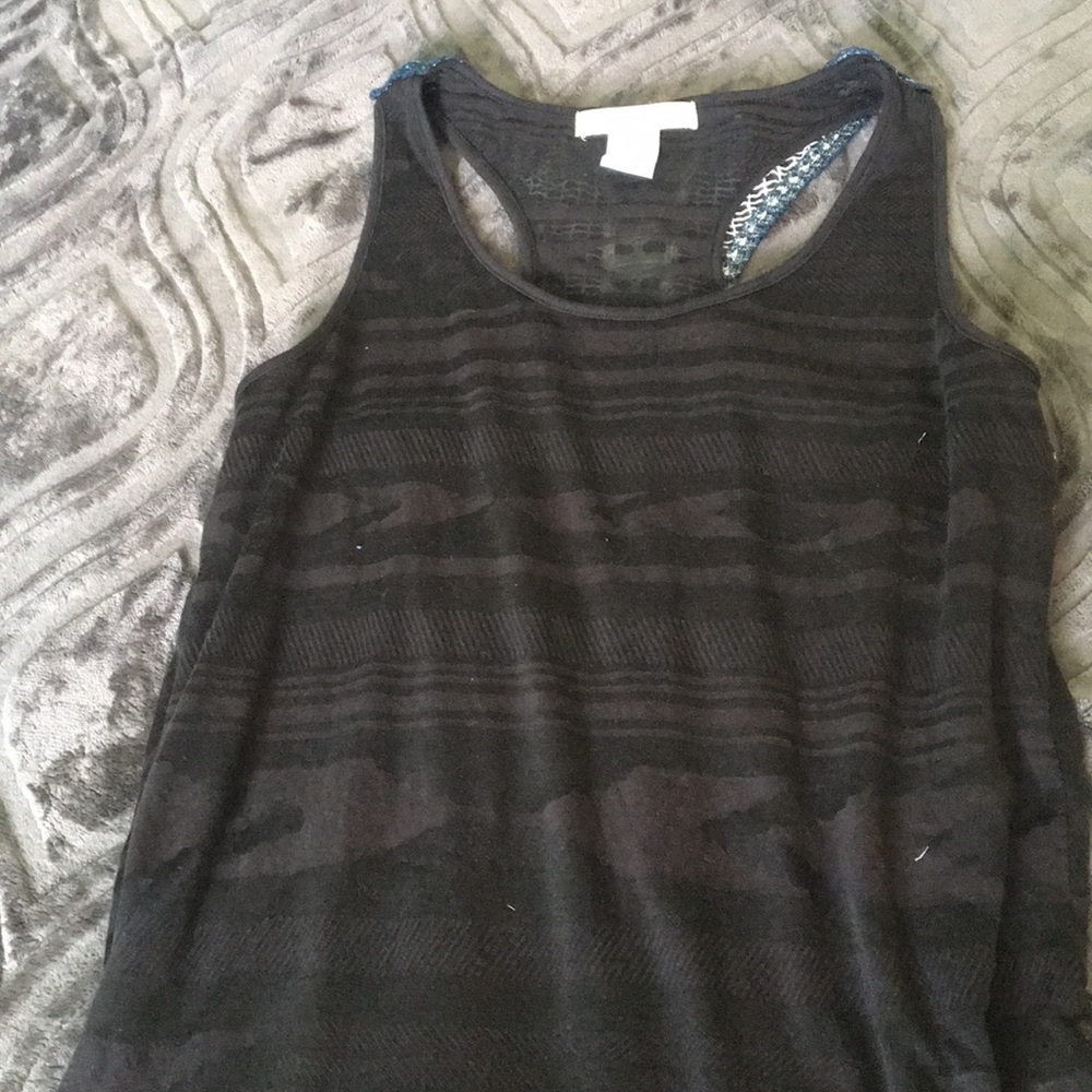 Designed sleeveless shirt